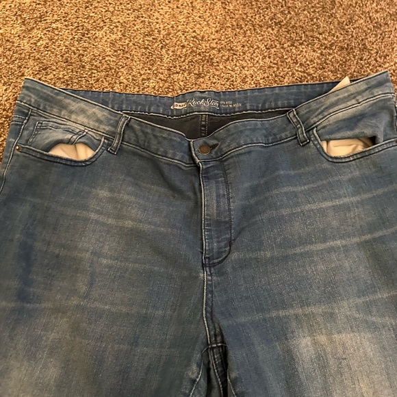 Old Navy Mid rise woman’s jeans size 26 plus - Picture 2 of 7